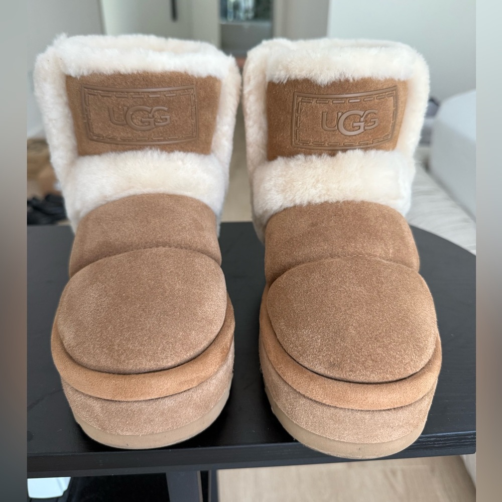 UGG Tan Shearling Boots Size 7. Pre-Owned
